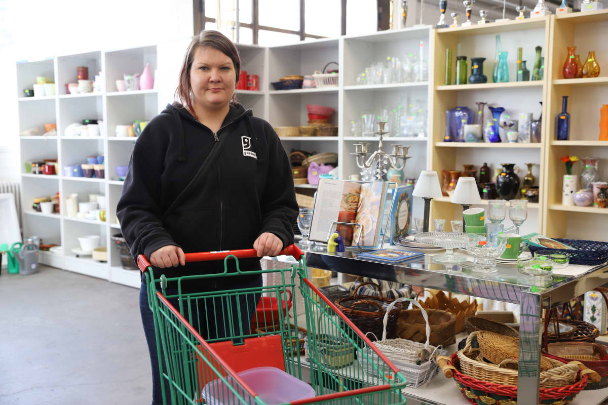 Janna Taavitsainen Kouvolan Goodwill kierrätyskeskuksessa työkokeilussa.