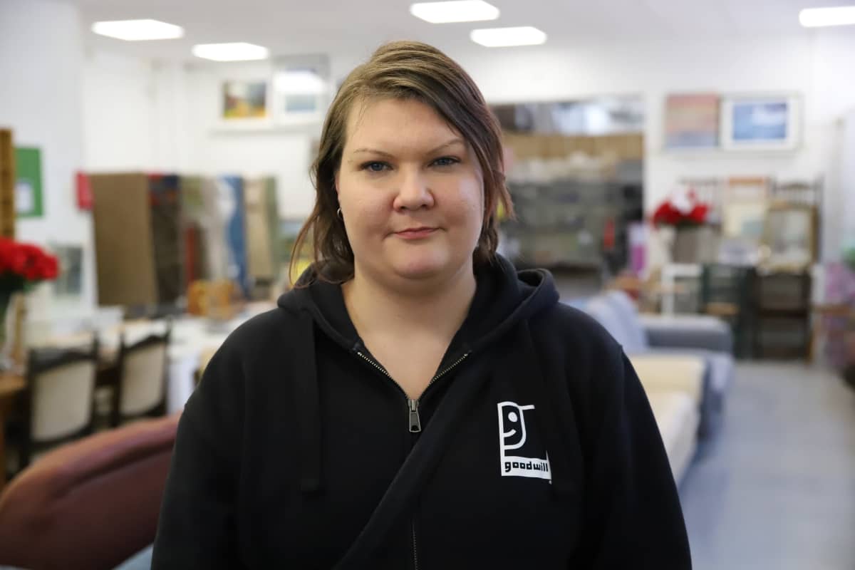 Janna Taavitsainen Kouvolan Goodwill kierrätyskeskuksessa työkokeilussa.