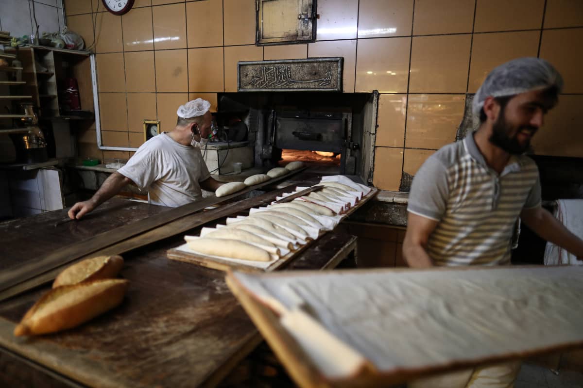 Istanbulilaiset leipurit leipoivat keskiviikkona suuret määrät leipää ennen torstaista sunnuntaihin ulottuvaa ulkonaliikkumiskieltoa.