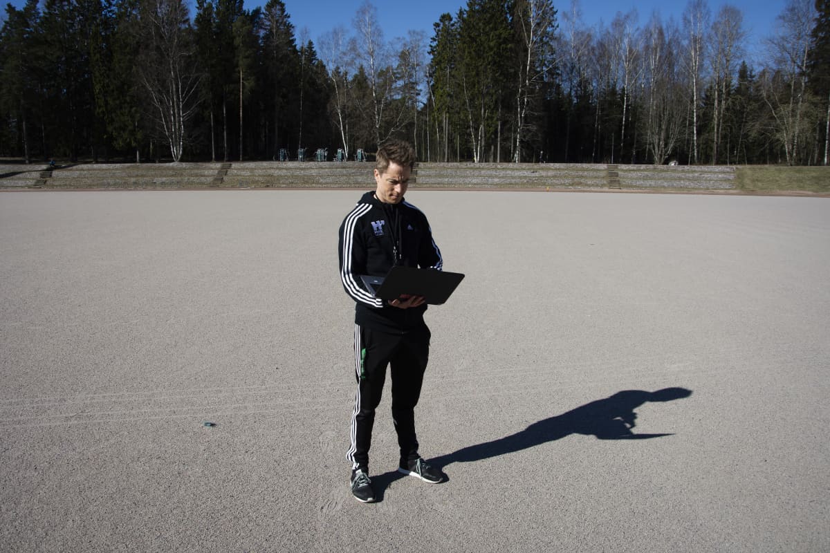 liikunanopettaja Juska Savolainen opettaa etänä suunnistusta KK