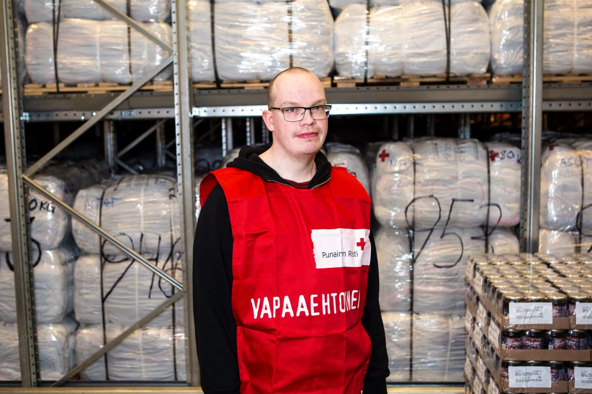 SPR:n vapaaehtoistyöntekijä, Tampereella asuva Sami Rytkönen logistiikkakeskuksella huhtikuussa 2020.