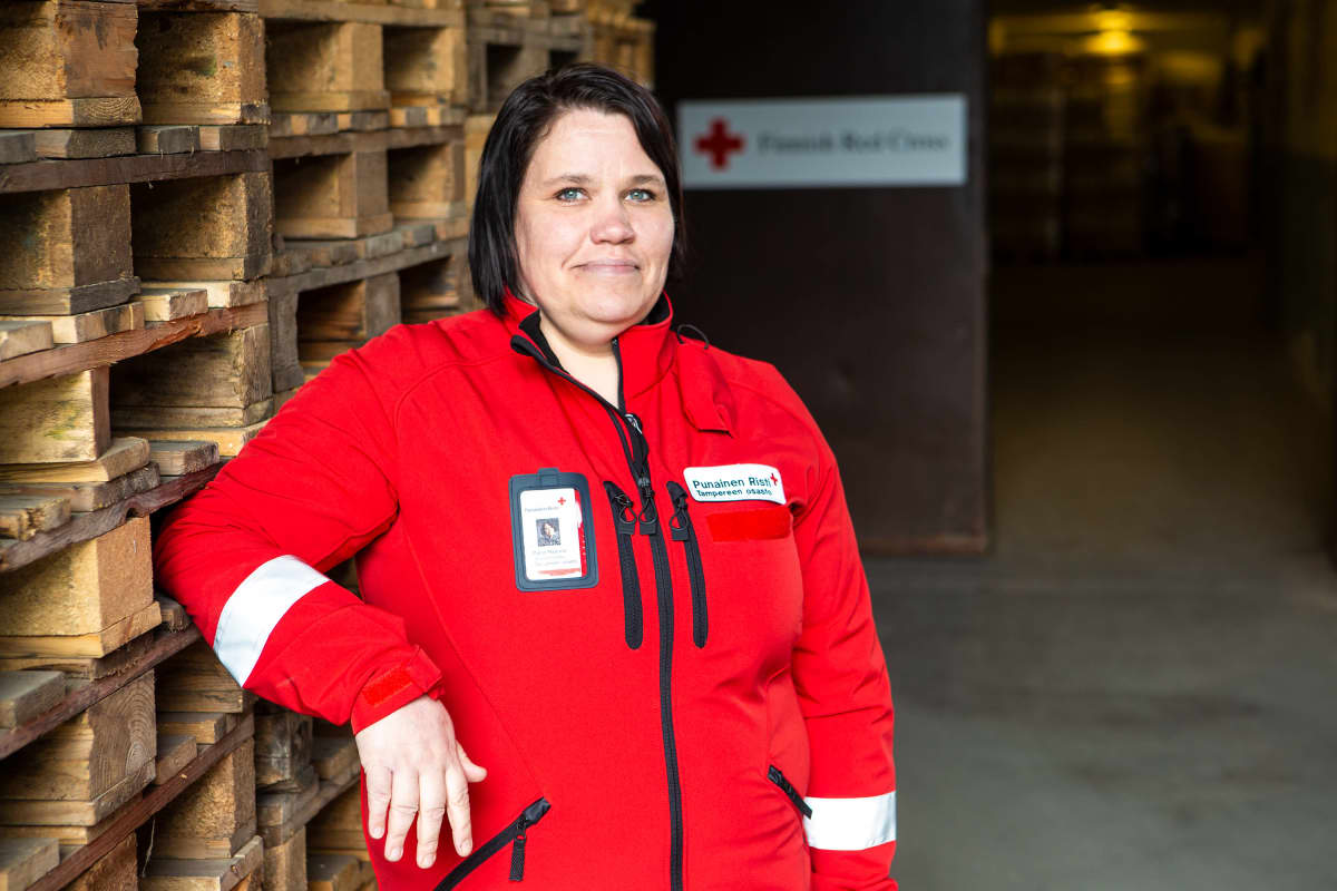 SPR:n Tampereen alueen toiminnanjohtaja Marjo Majlund järjestön logistiikkakeskuksella.