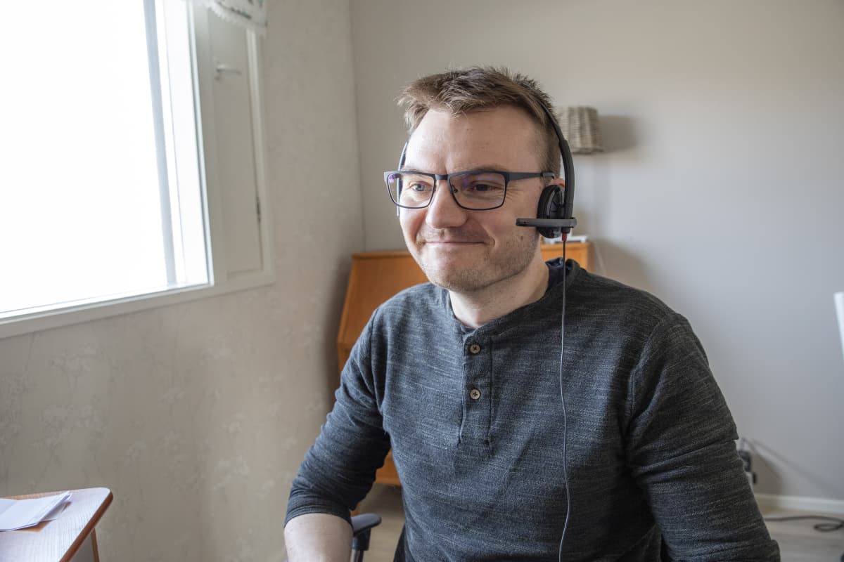 johannes kaski istuu headsetti päässä