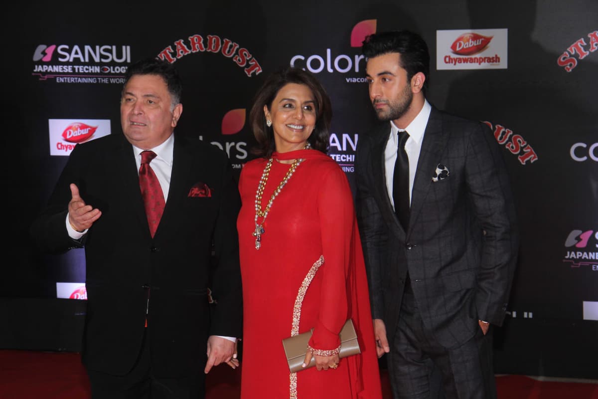 Rishi Kapoor, Neetu Singh ja Ranbir Kapoor punaisella matolla.