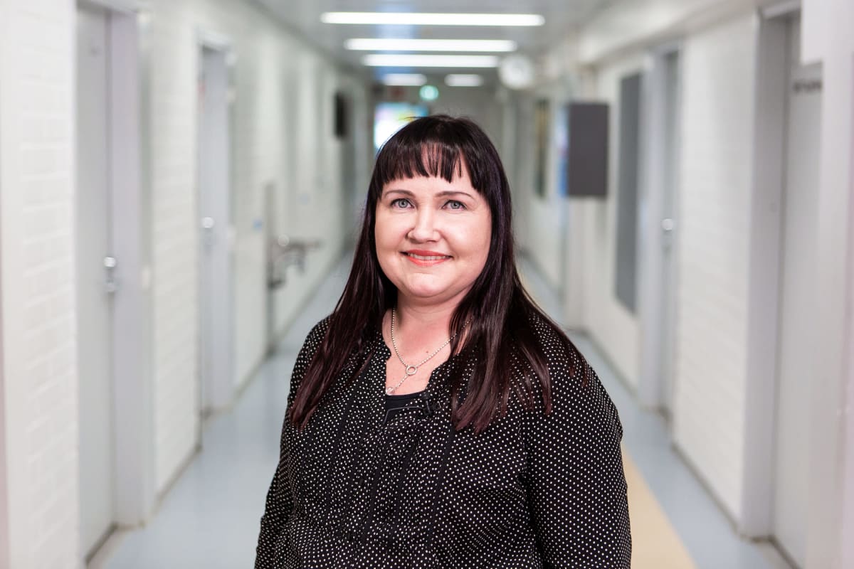 Rehtori Nina Kaarlenkaski Vesilahden yhtenäiskoulussa.