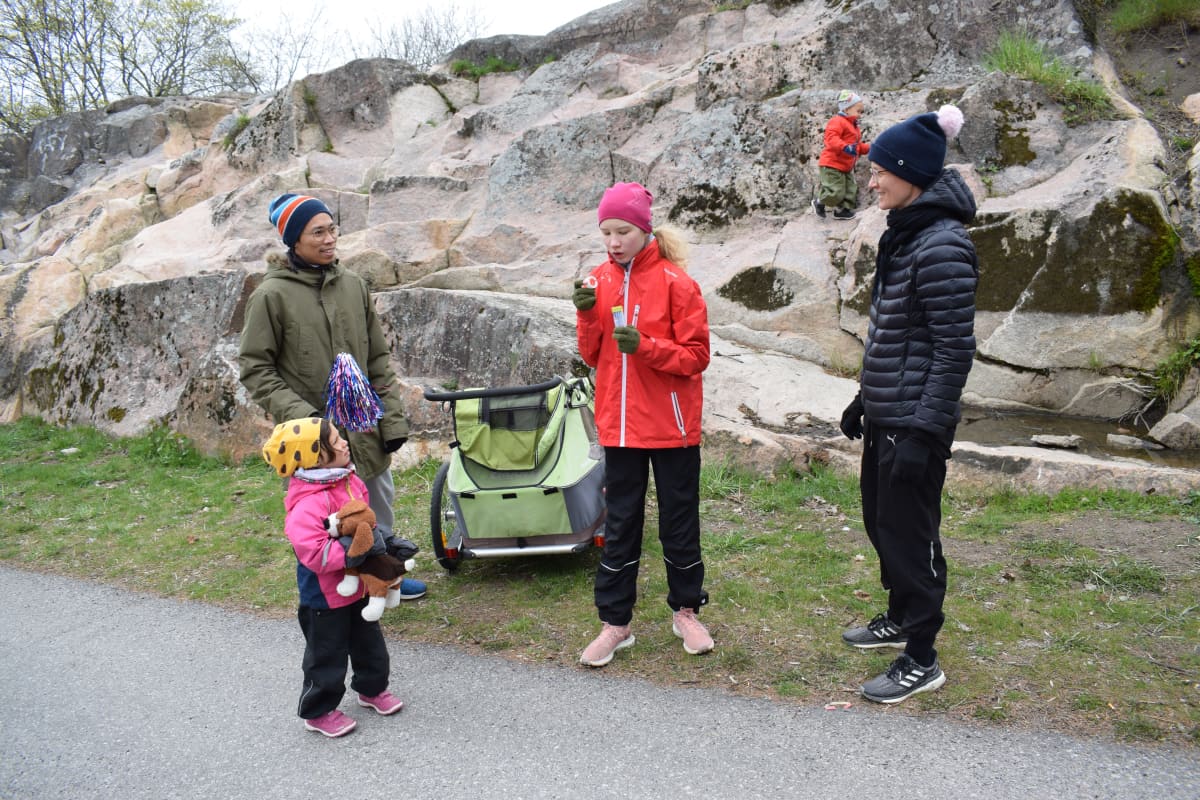 Villacortan perhe Vartiovuorenpuistossa vapunpäivänä 2020.