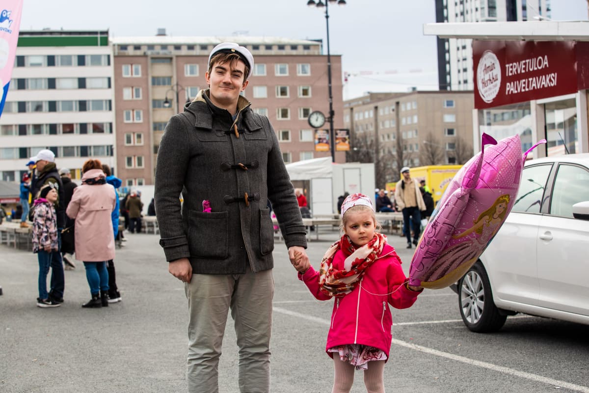 Tamperelaiset Joona Tynkkynen ja tytär Aava Tynkkynen Tammelan torilla vappupäivänä. Yleensä vappu on mennyt kavereiden kesken, mutta nyt kotona perheen kanssa, Tammelan torin lähellä asustava Tynkkynen tuumaa.
