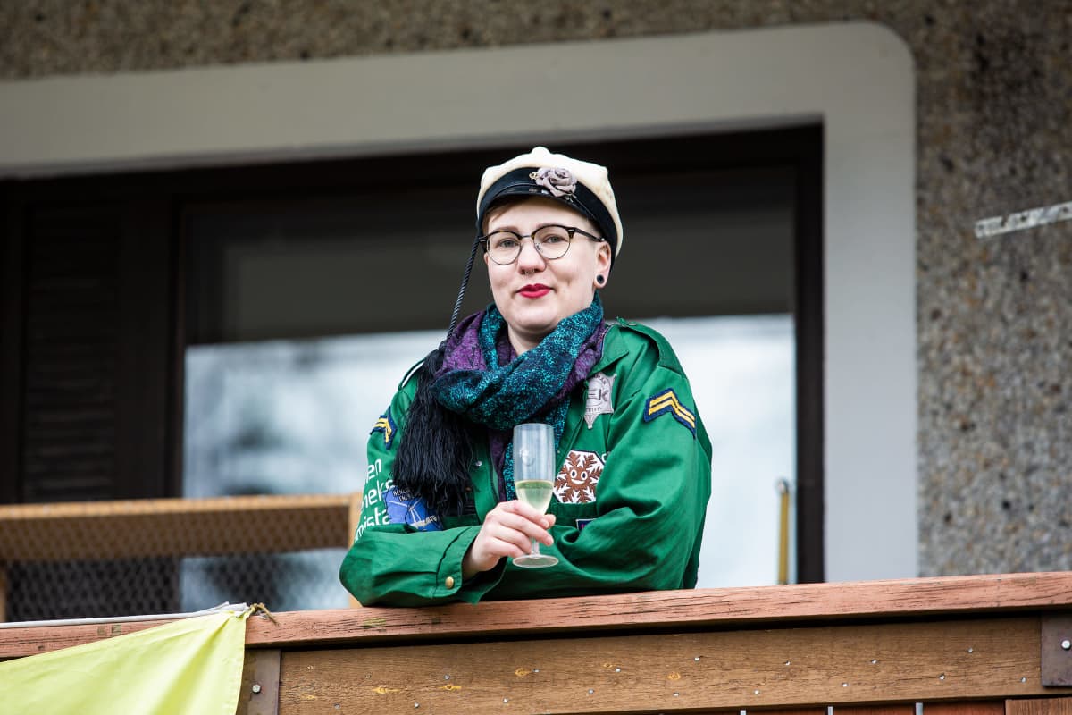 Tampereen Annalassa sijaitsevassa "Tuksulassa" asuva Petra Oksa nauttii vappua opiskelijatoverien kanssa.