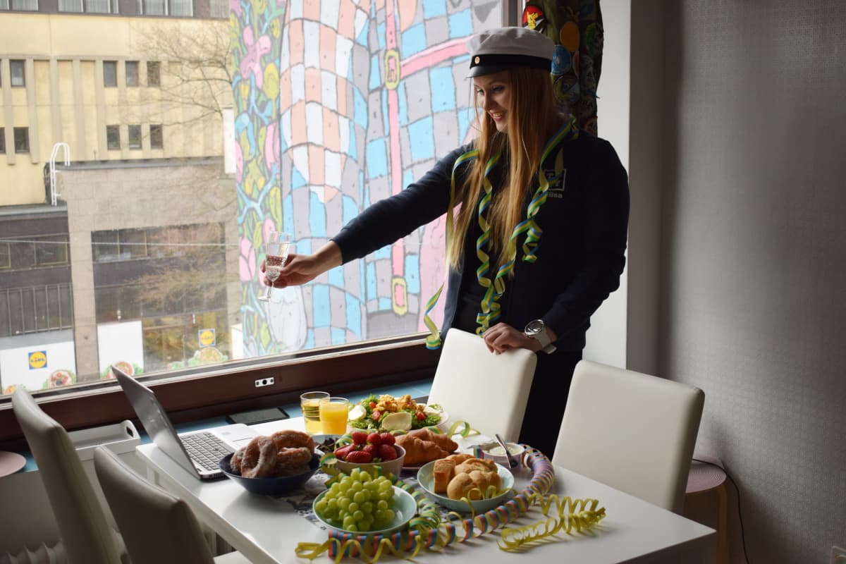 Aliisa Wahlsten kilistää vapunpäivänä virtuaalipiknikillä.