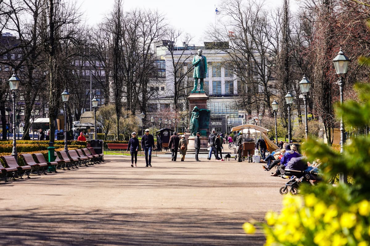 Vapputunnelmaa Helsingin Espalanadilla.