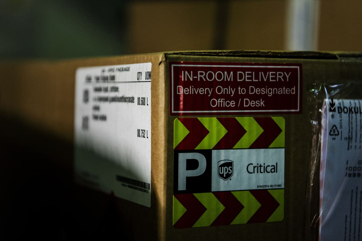 Kuvassa on UPS:n kuljetuksessa oleva paketti, joka on merkitty critical-tarralla.