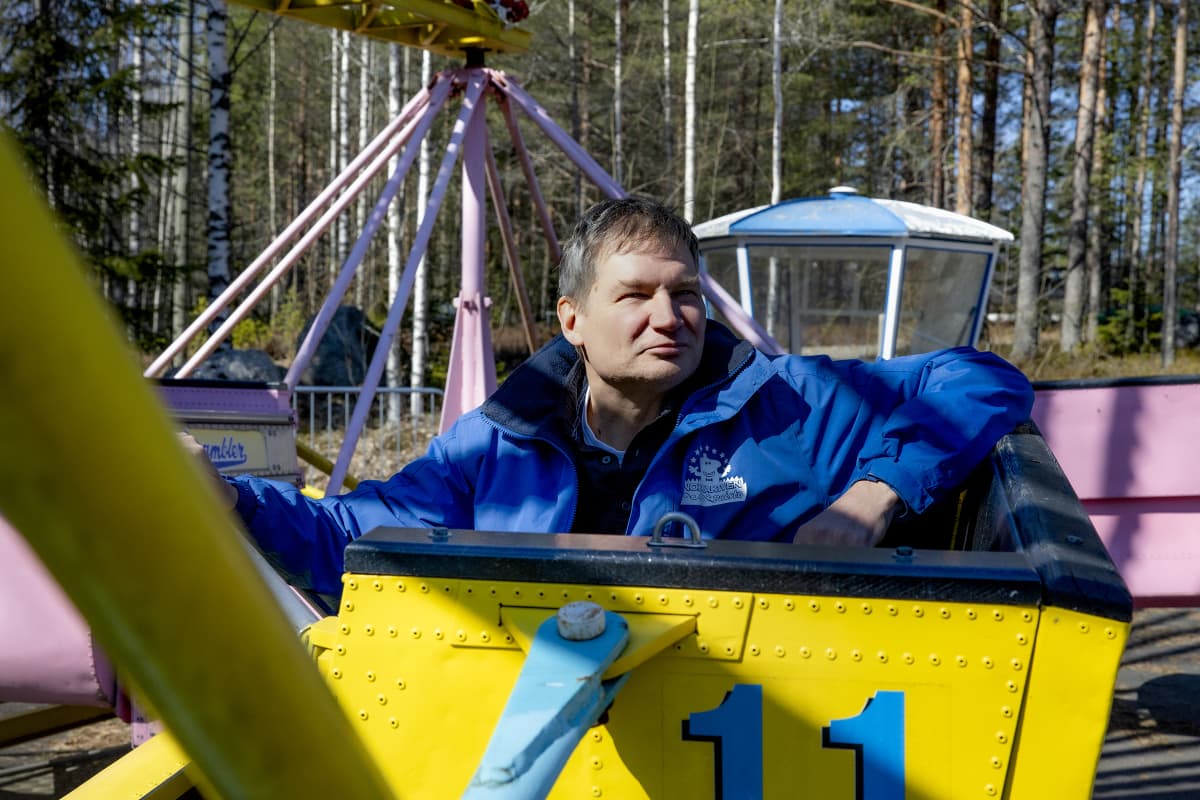 Lauri Vartiainen huvipuiston vaunussa.