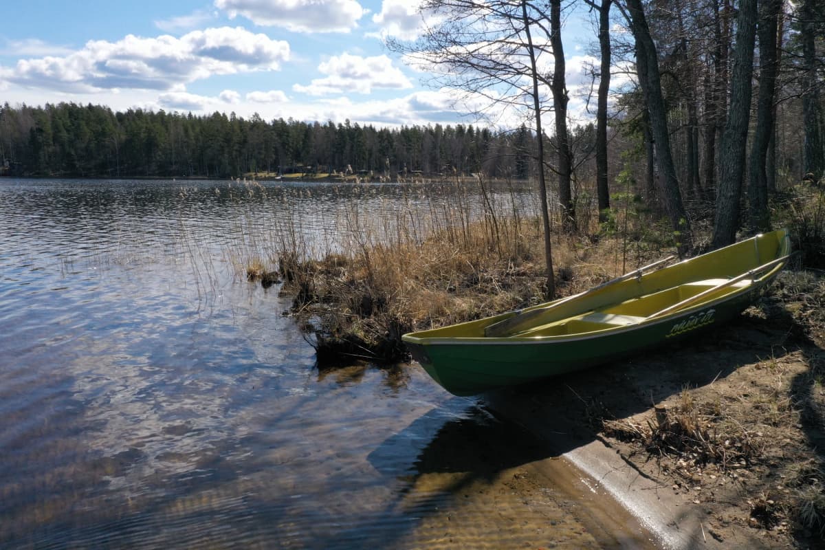 vene kesämökin rannassa