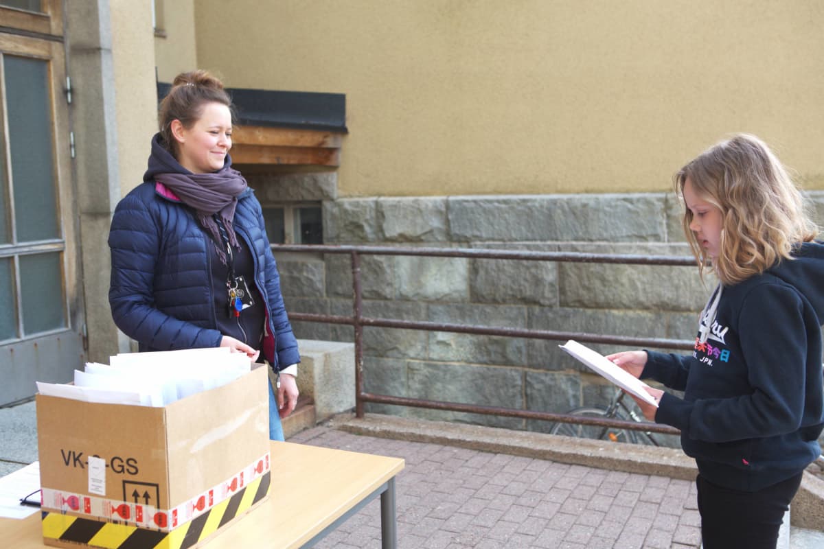 Opettaja Ella Mattsson jakoi oppilailleen liikemittareita Pispalan koulun pihalla. Kuvassa mittarin on juuri saanut viidesluokkalainen Aura Blom.