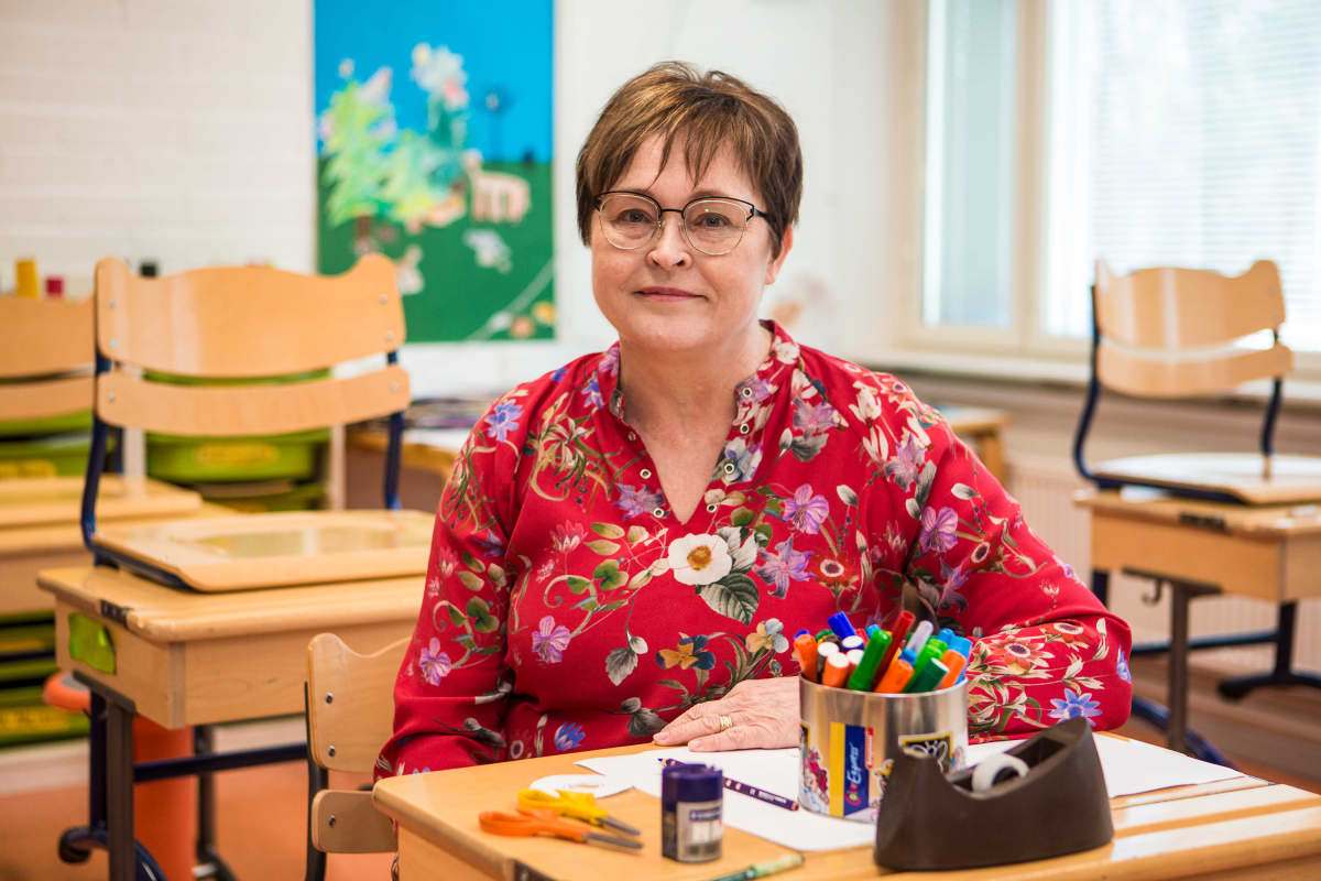 Koulunkäynnin ohjaaja Paula Perhola Leppälän koulussa.