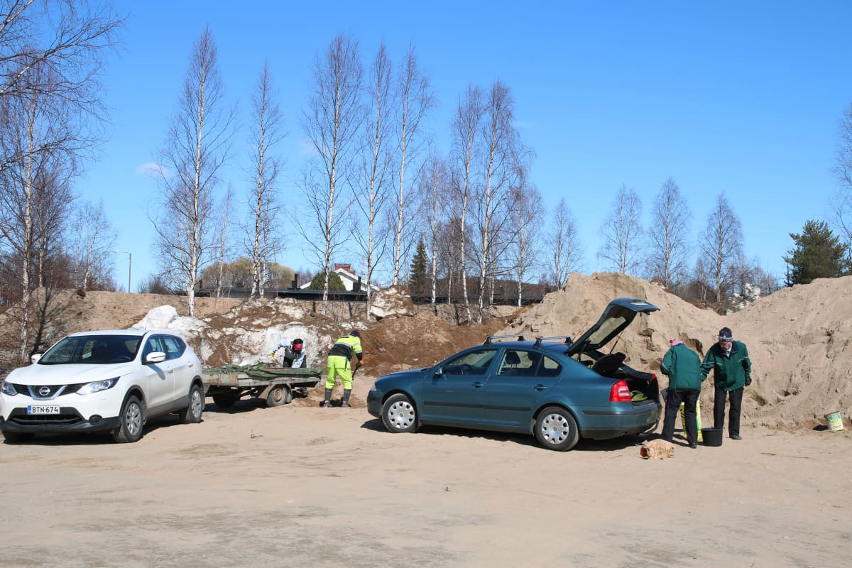 rovaniemeläiset hakevat hiekkaa tulvasuojausta varten toukokuussa 2020