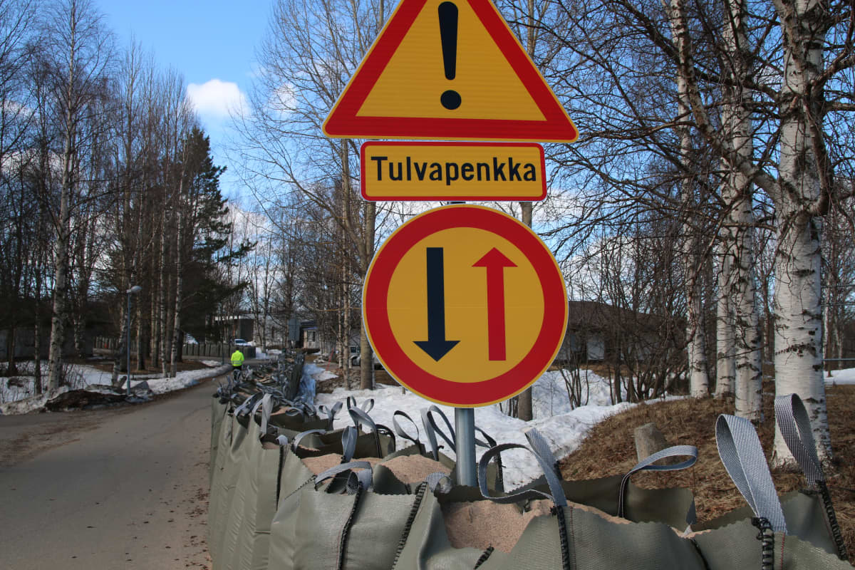 tulvapenkka Rovaniemen Halvarinrannassa toukokuussa 2020