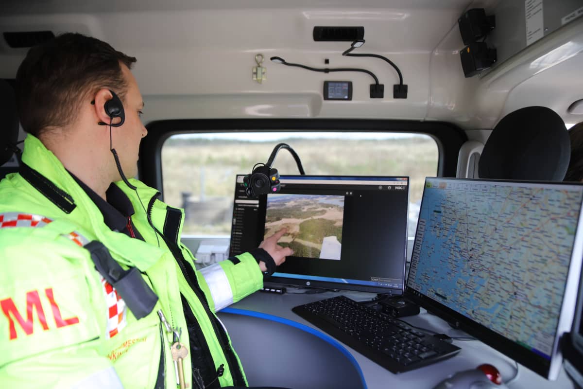 Metsäpalojen valvontalento, videokuvaa katsellaan pelastuslaitoksen autossa.