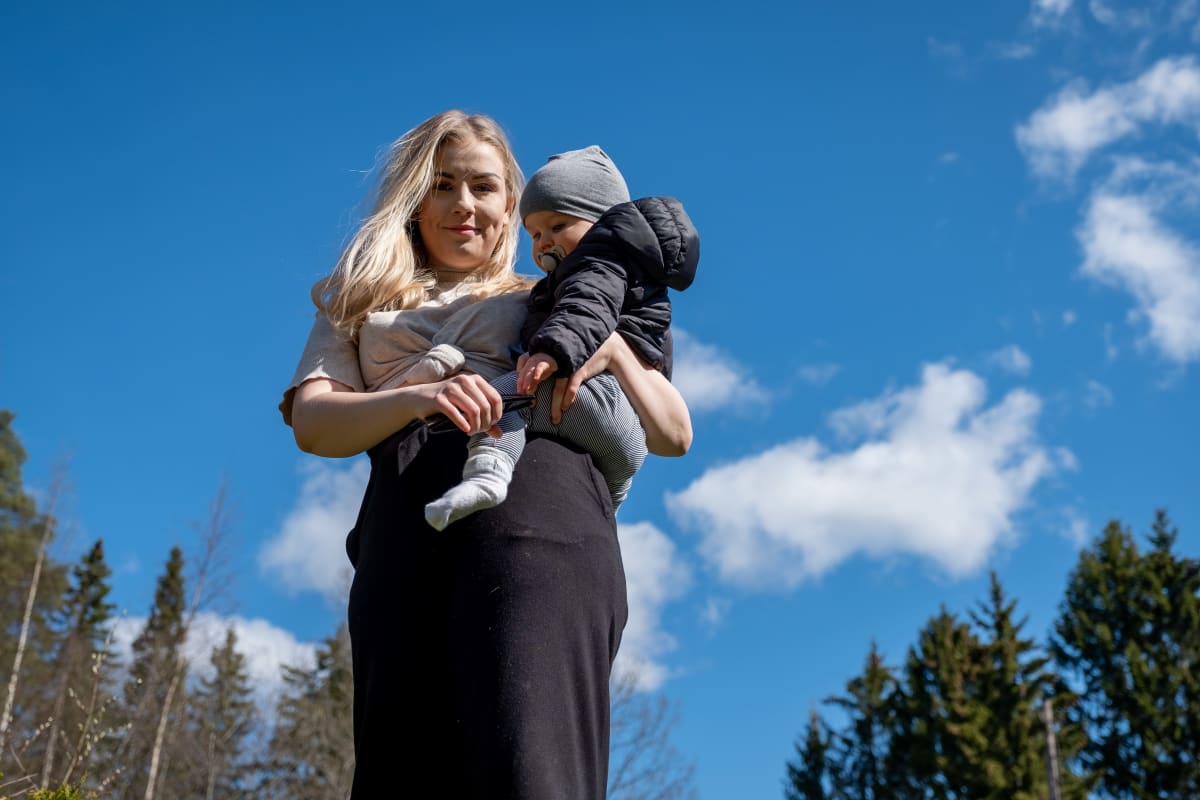 Niina Mantere pitää sylissään 10kk ikäistä Oliver Tojkanderia.