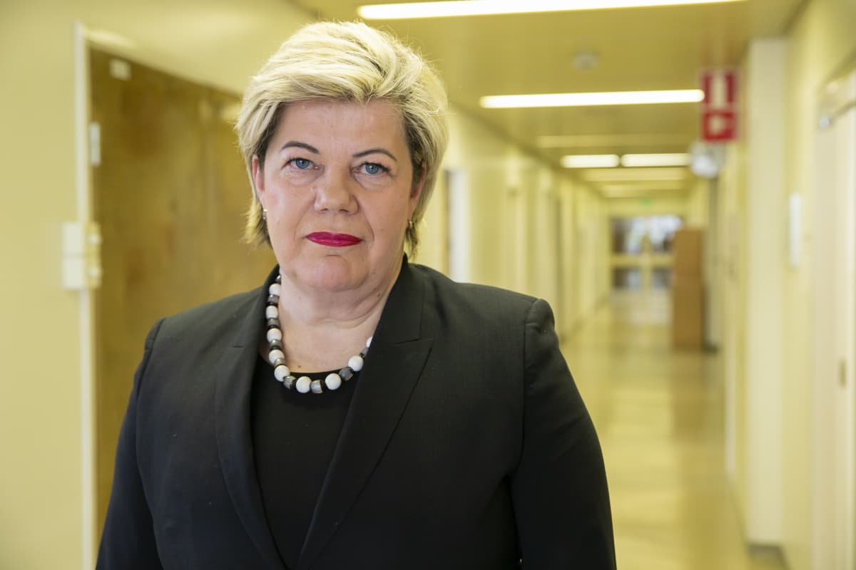 Johtajaylihoitaja Kirsi Leino Kanta-Hämeen keskussairaalasta seisoo hallintorakennuksen käytävällä.