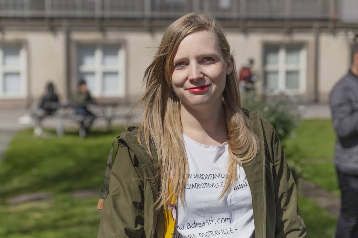 Synnytyksen tukihenkilöden koronarajoituksia vastustavan mielenosoituksen järjestäjä Karoliina Pekkala.