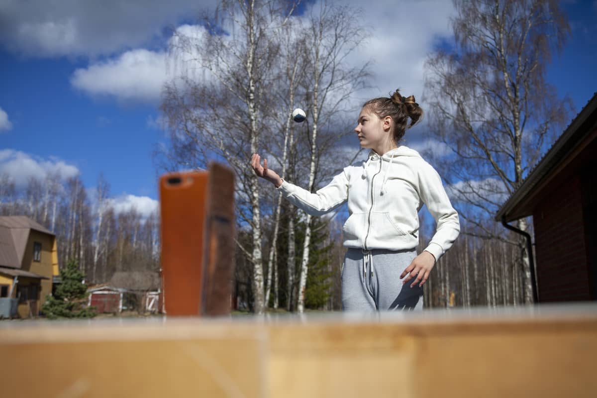 Sirkusta harrastava Kaavilainen Inka Pyykkönen