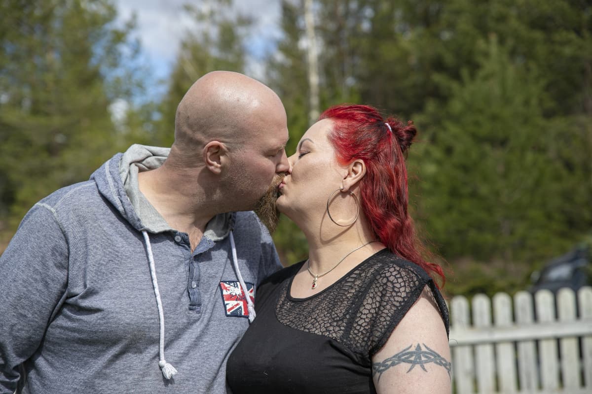 Juha ja Sanna Salin suutelevat ulkona.