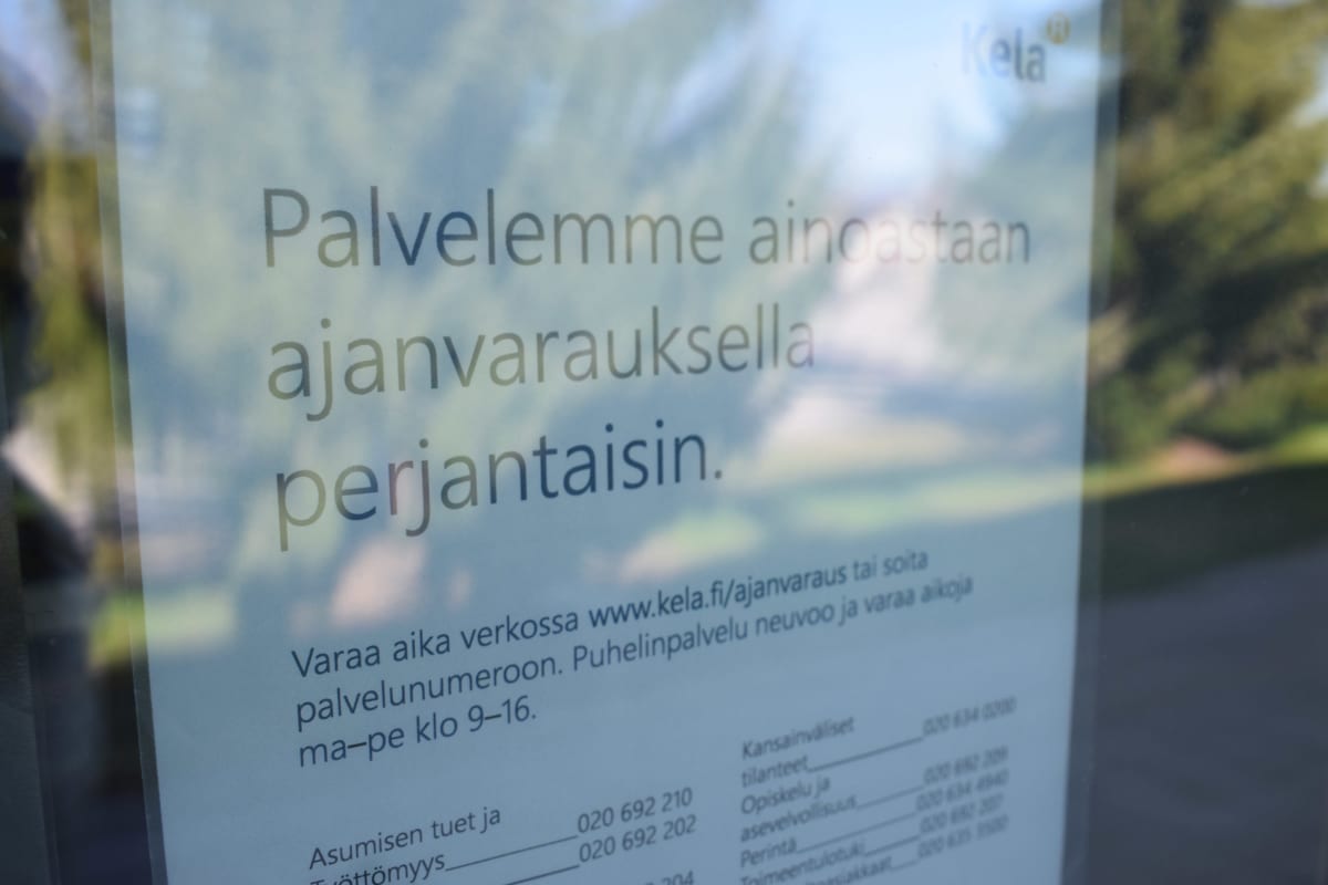 Tiedotus ajanvarauksesta Kelan seinässä.