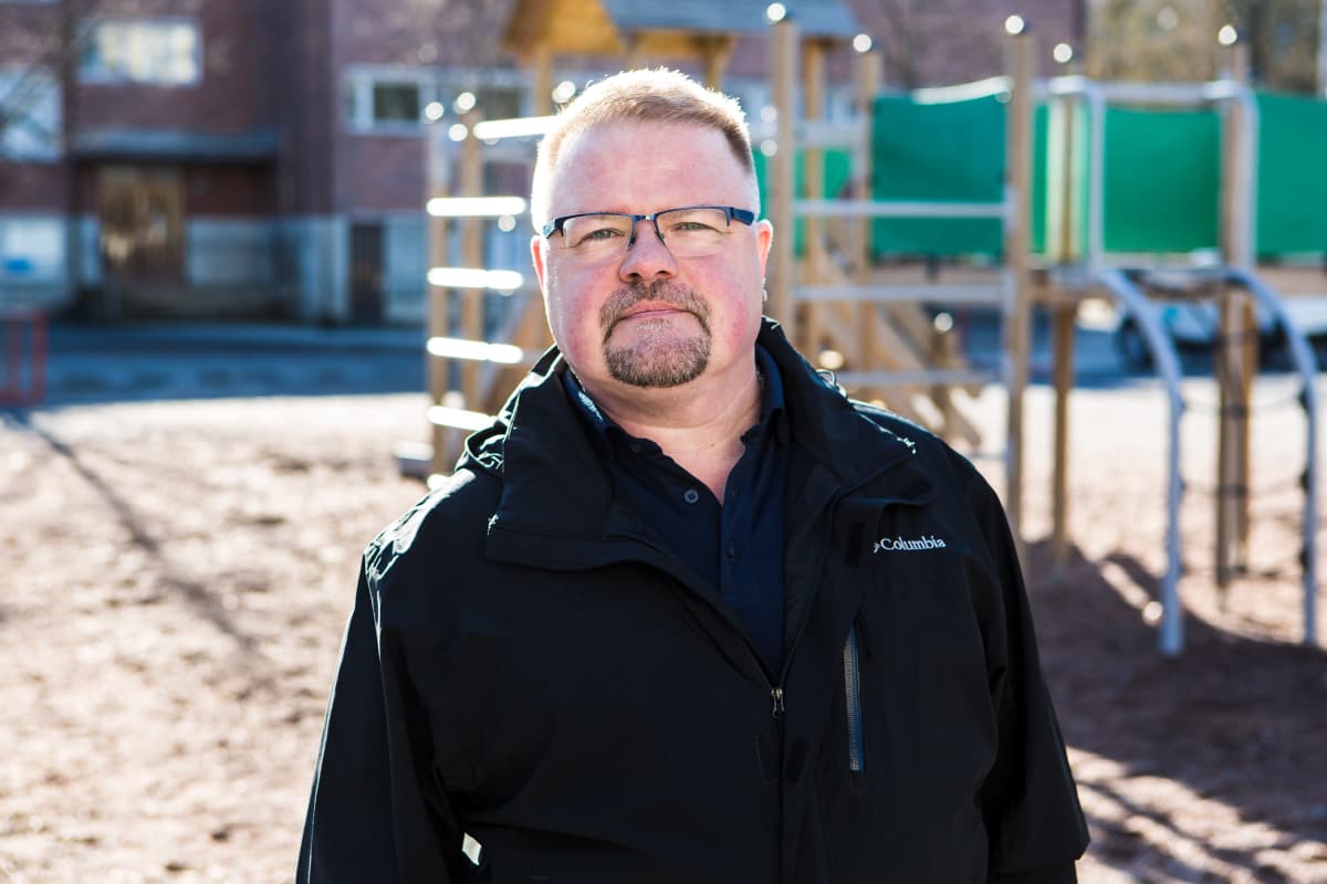 Tammelan koulun vanhempainyhdistys ry:n puheenjohtaja Antti Astrén Tammelan koulun pihalla.