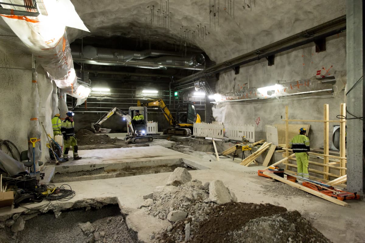 Jäteveden lämmöstä kaukolämpöä tekevän Katri Valan lämpöpumppulaitoksen työmaa, jossa tehdään tilaa kuudennelle lämpöpumpulle.