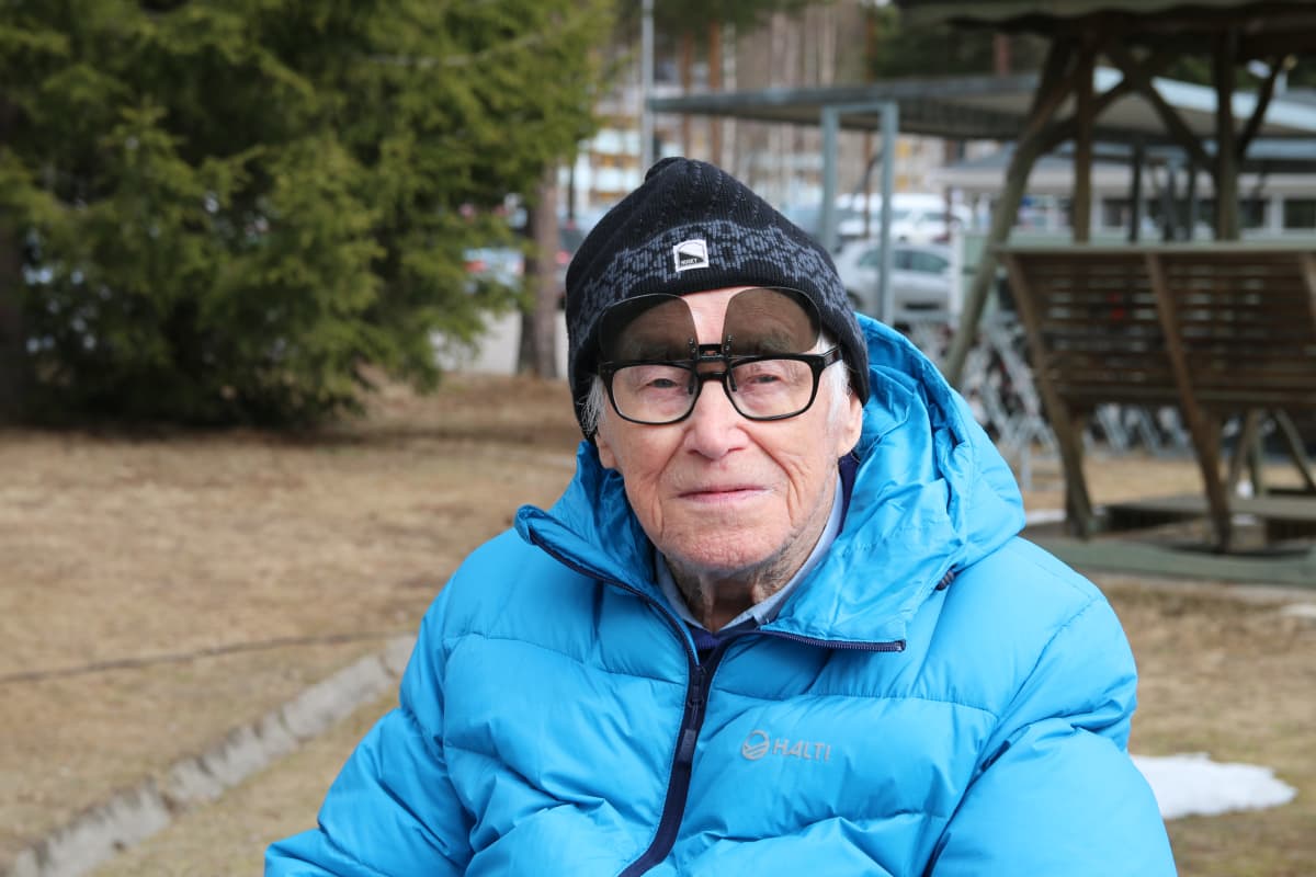 98-vuotias rovaniemeläinen Oiva Honkanen Veljeskodin pihalla