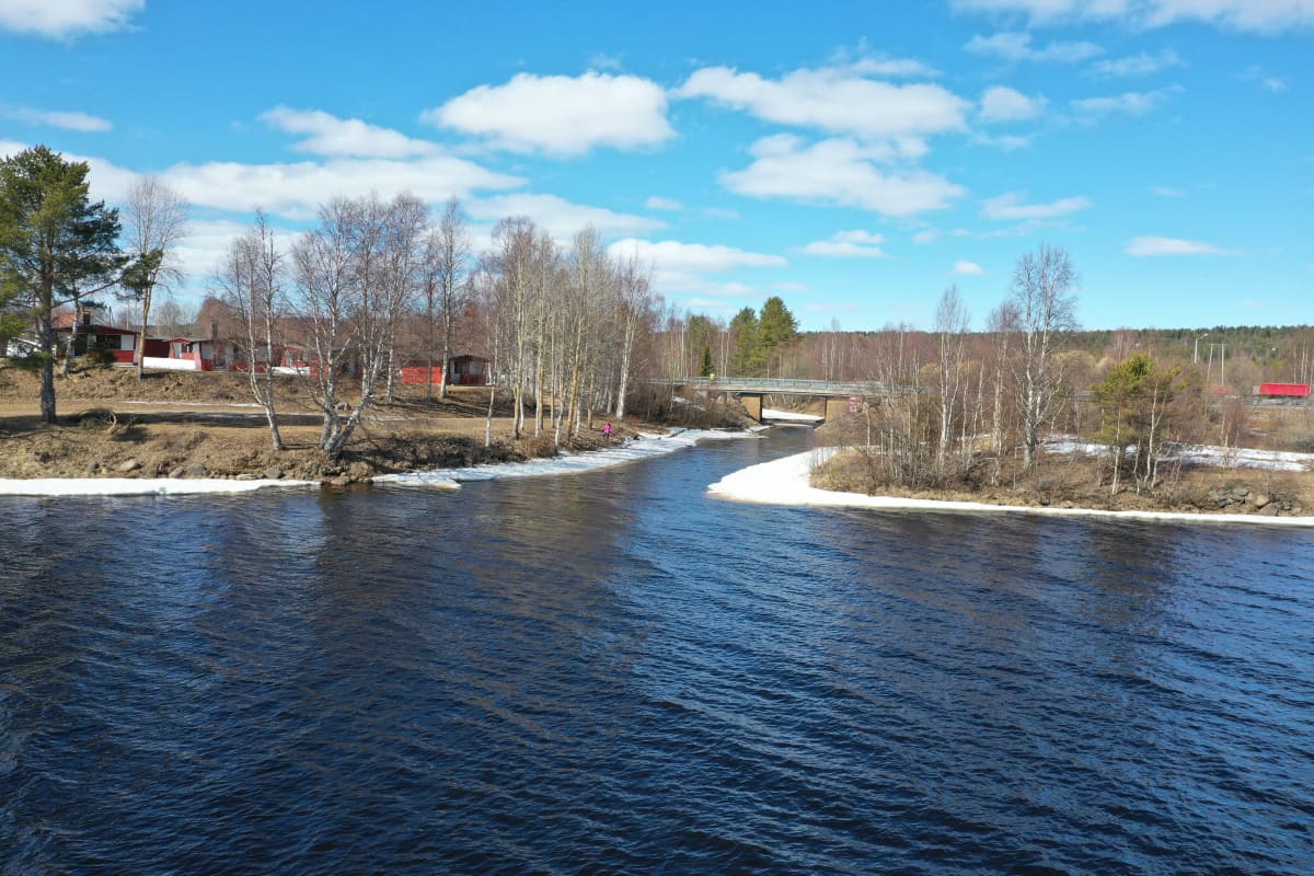 Saarenkylän silta, jonka tien tasalla Kemijoen tulvan ennustetaan (toukokuun 2020 alussa) nousevan