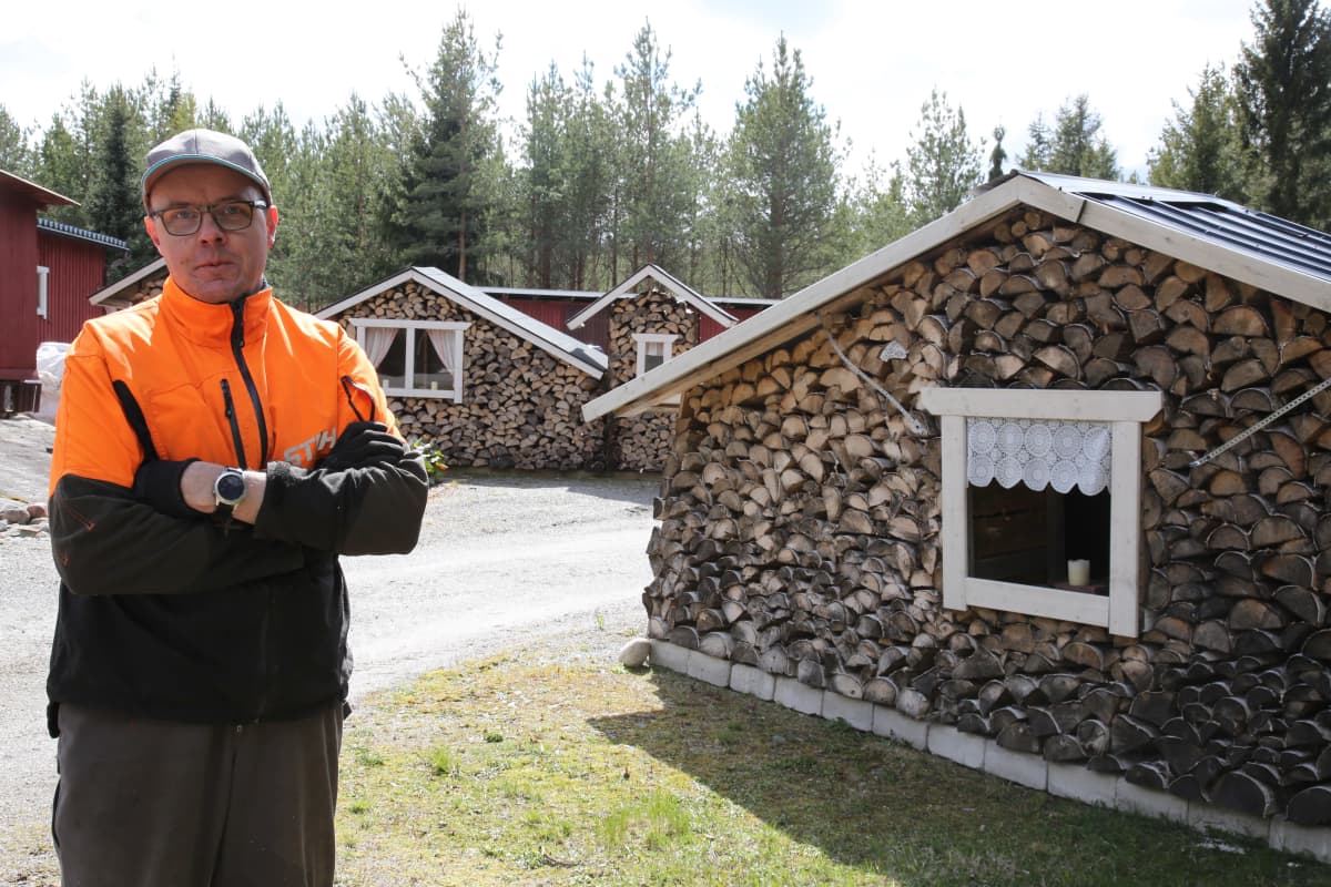 Ossi Paavola esittelee klapimökkejään Vasaraisissa.