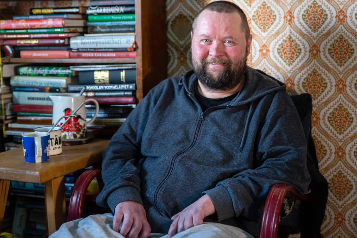 Janne Utriainen istuu tuolissa.