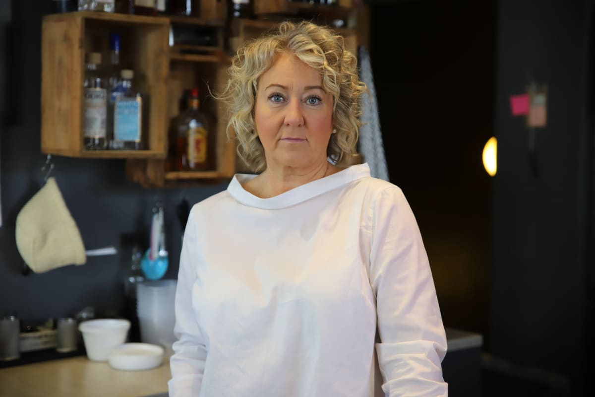 Marni Paananen Moliendo Cafe -kahvilassa.