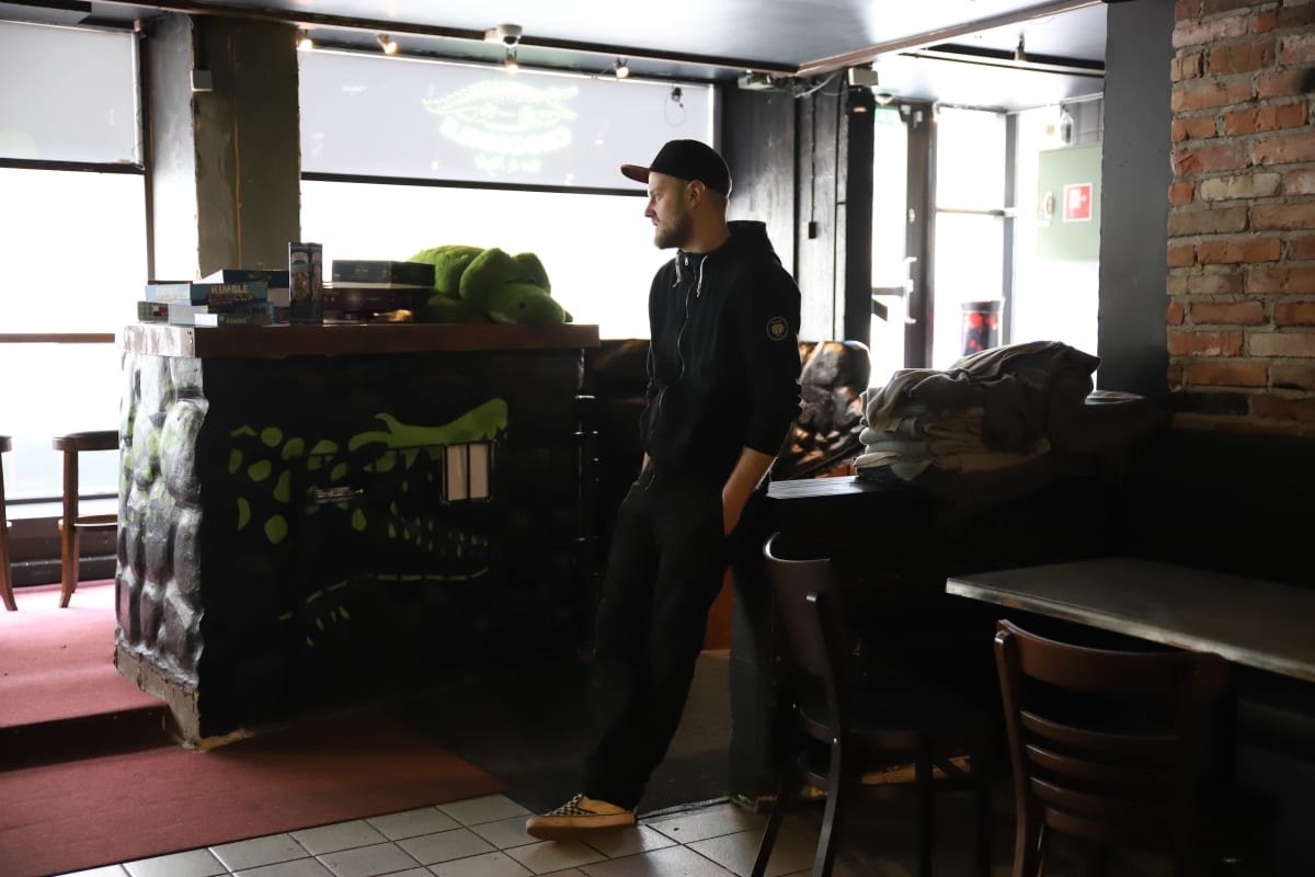 Benjamin Danielsbacka Crocodile Bar -anniskeluravintolassa Kotkassa.