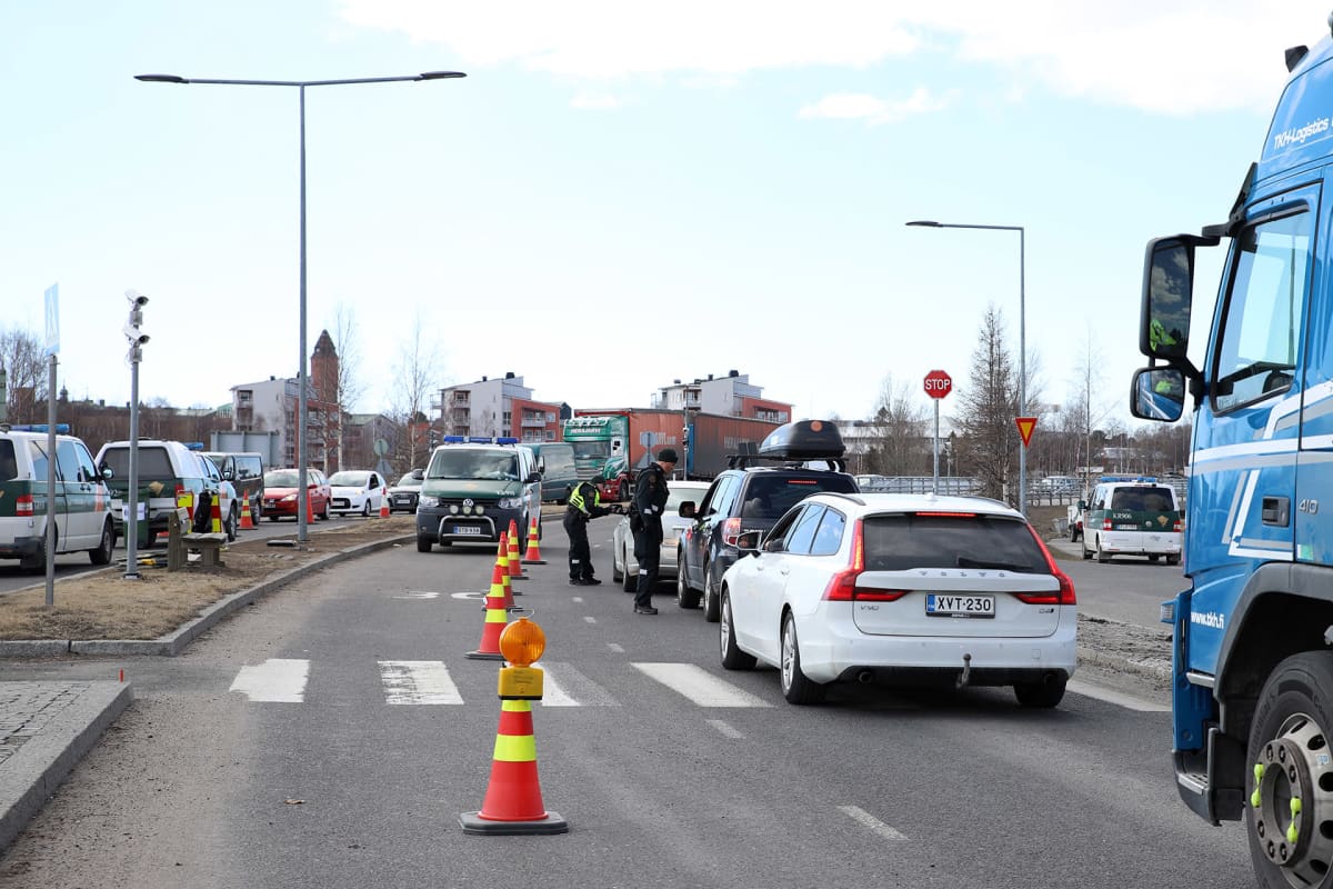 Rajavartijat tarkastavat henkilöitä Ruotsin rajalla Torniossa.