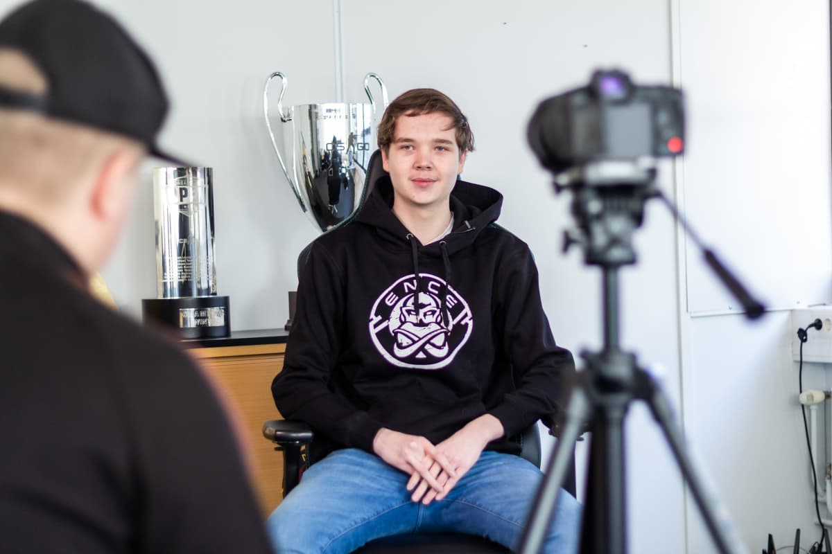 Elias "Jamppi" Olkkonen ENCE-paidassa.