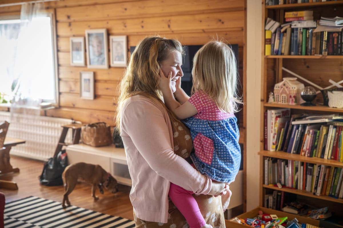 Riina Pirskanen ja hänen lapsensa Vieno