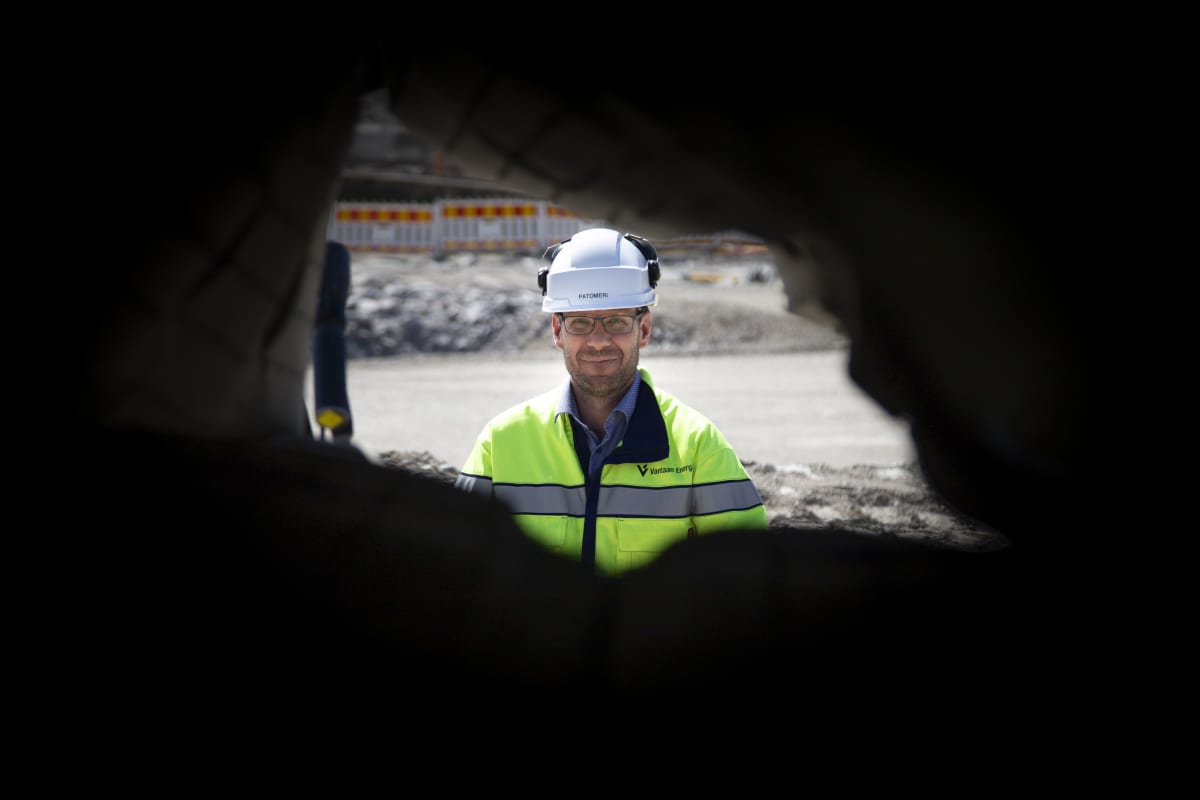 Vantaan Enerigian tutantojohtaja Kalle Patomeri jätevoimalan laajennuksen työmaalla 27.5.2020.