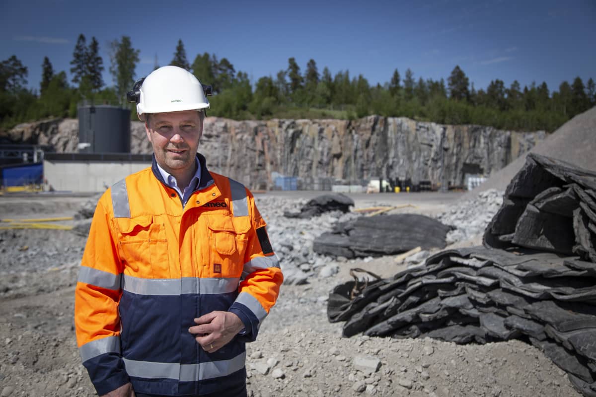 Remeo oy:n projektijohtaja Vantaalle rakennettavan rakennusjäte kierrätyslaitoksen työmaalla 27.5.2020..