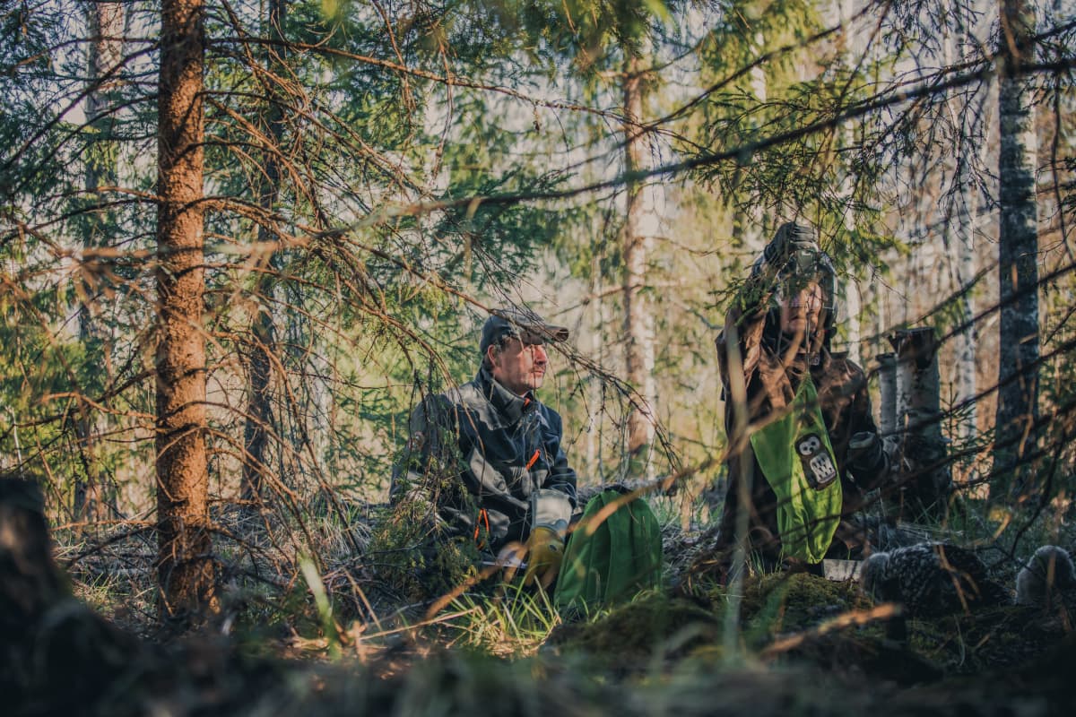 Aki Korhonen ja Vesa Virtanen rengastavat pöllöjä