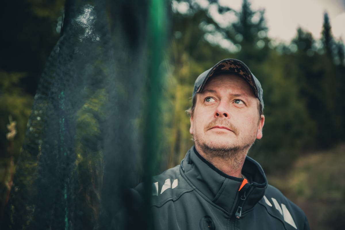 Mies haavi kädessään