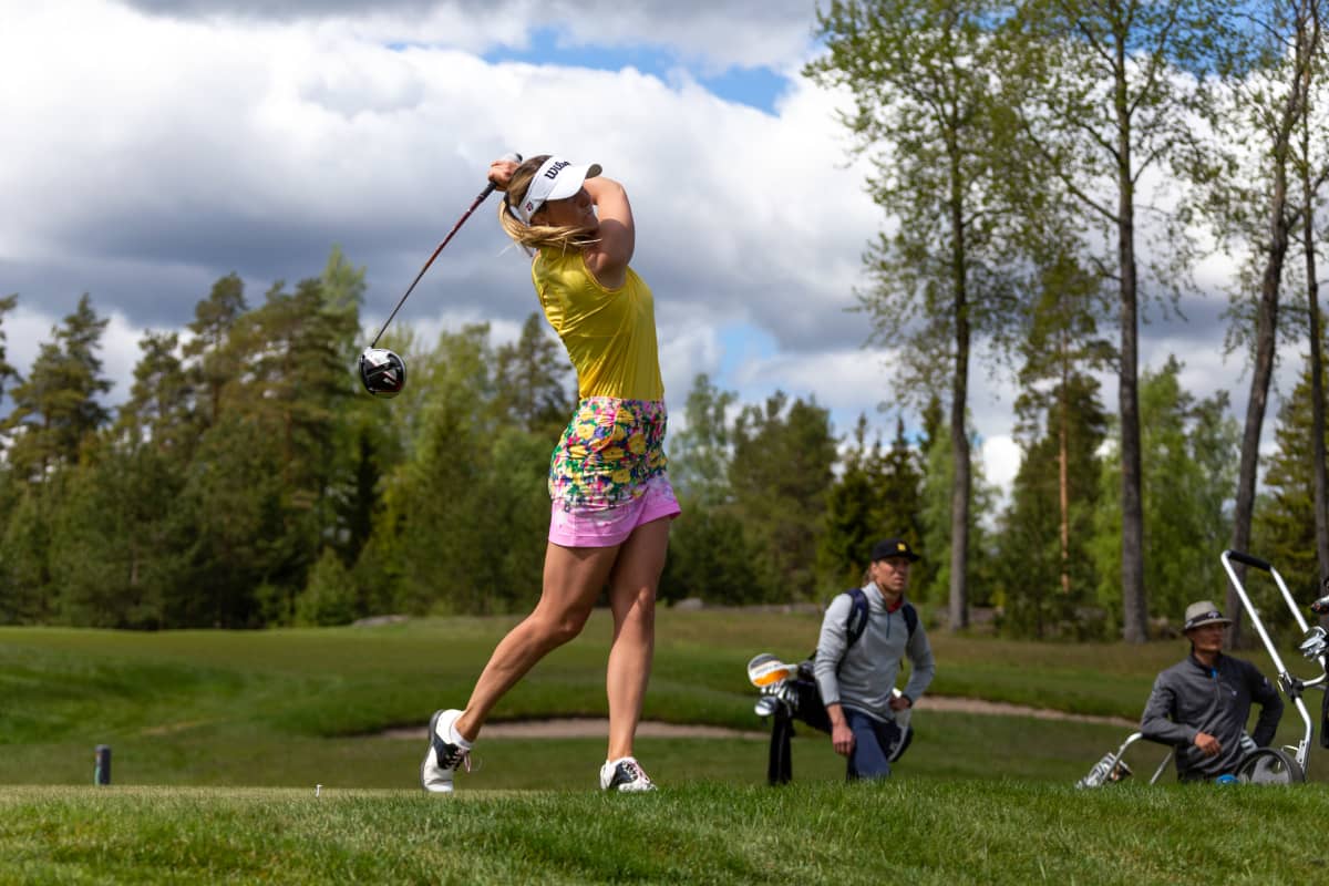 Sanna Nuutinen oli paras nainen Hirsala Golf -turnauksessa.