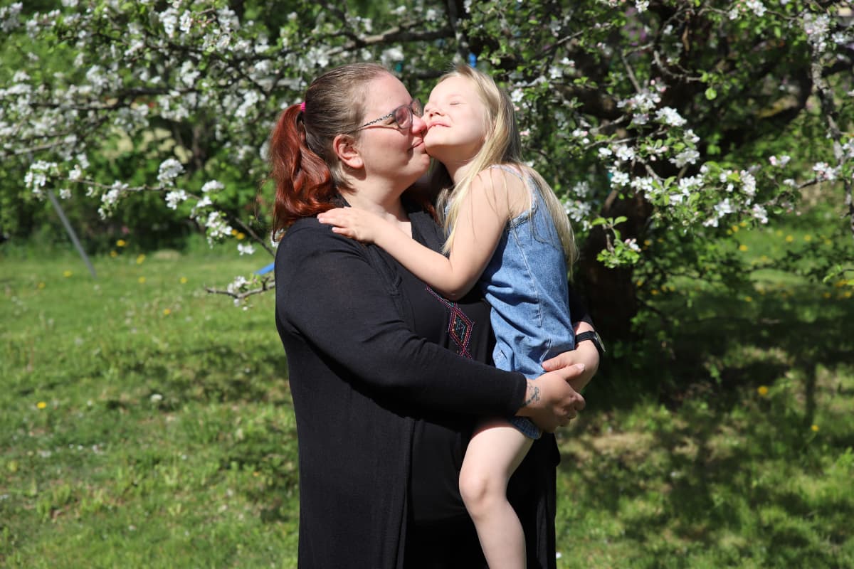 Jaana Nyrkkö kotipihallaan Minea Nyrkön kanssa.