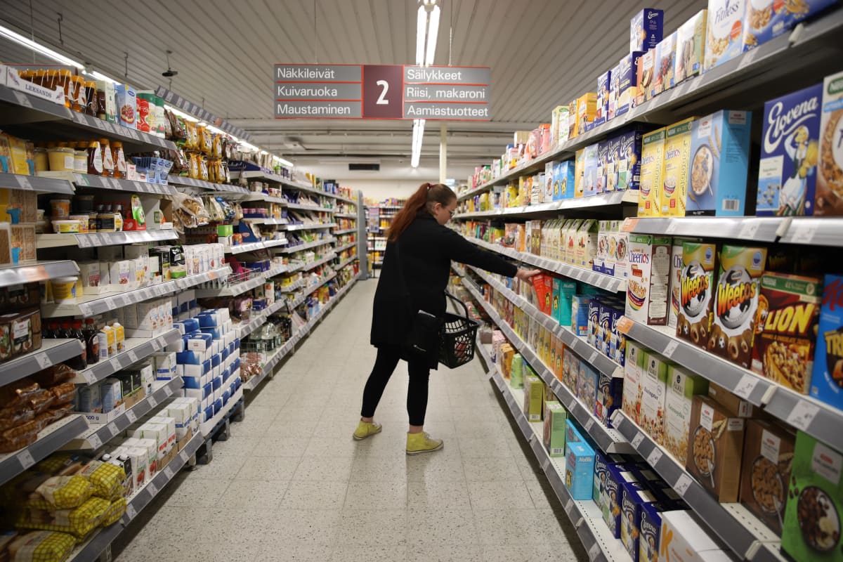 Jaana Nyrkkö ruokakaupassa Kouvolassa.