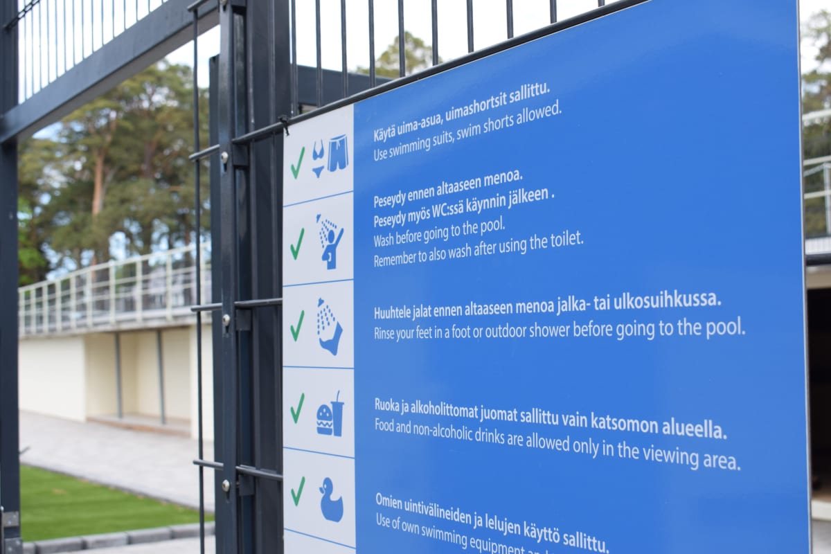 Rauman maauimalan ohjeistus asiakkaille.
