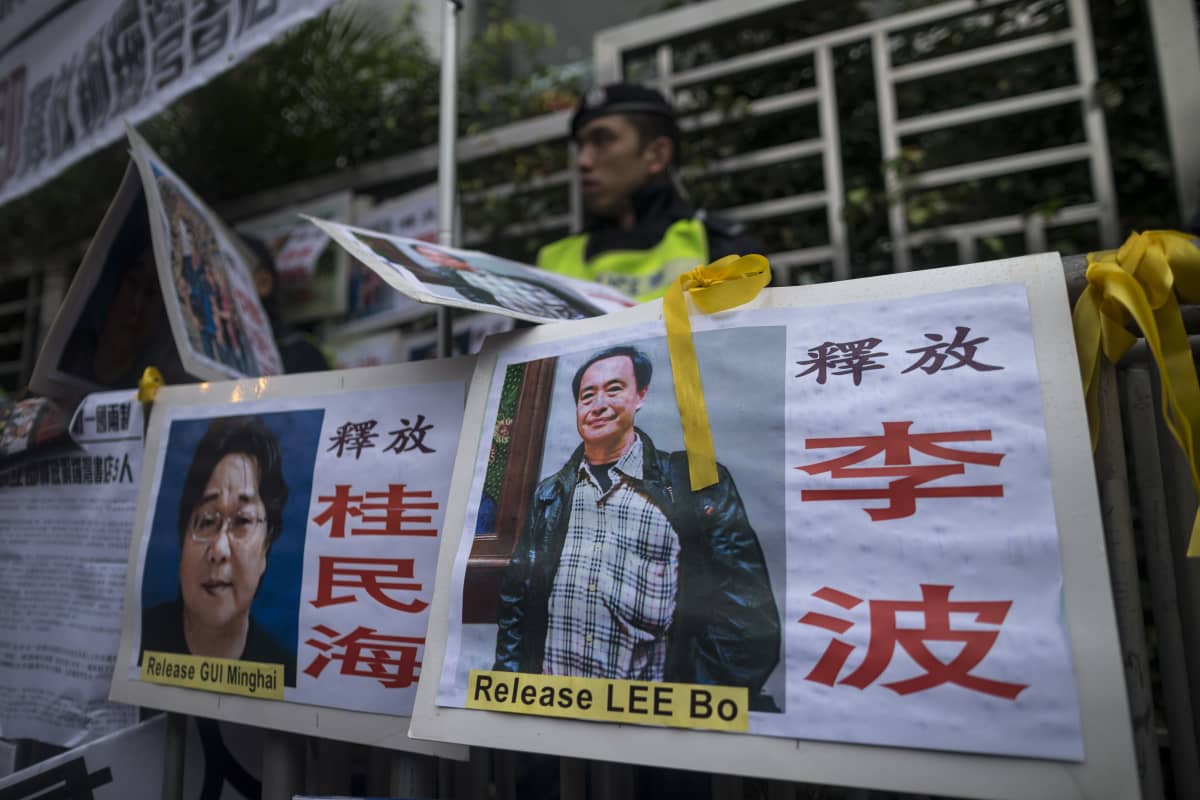 Kirjakauppiaat Gui Minhai ja Lee Bo kuvissa Hongkongissa.