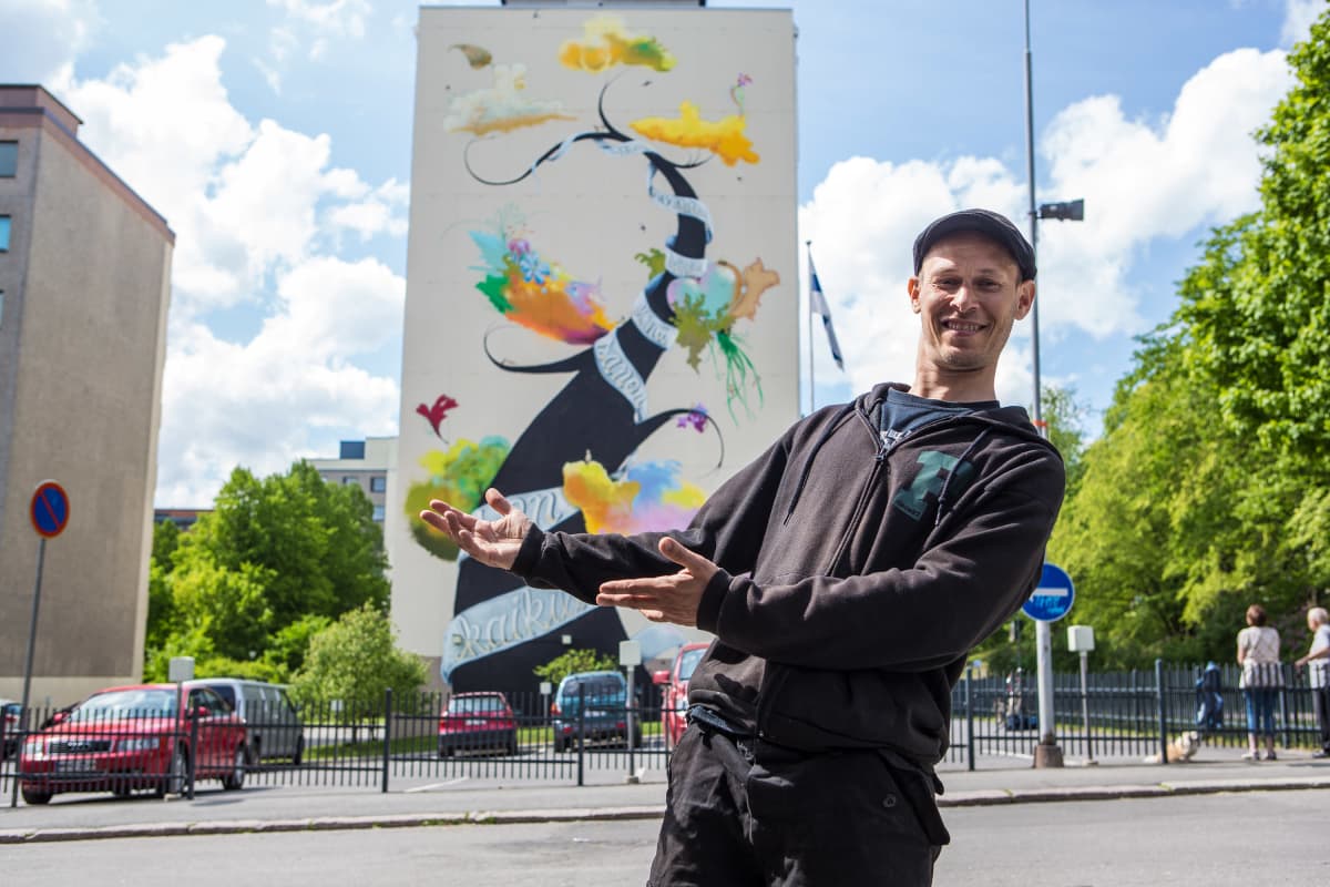 Taiteiija Teemu Mäenpää esittelee Runopuu-muraaliteosta Tammelassa Tampereella.