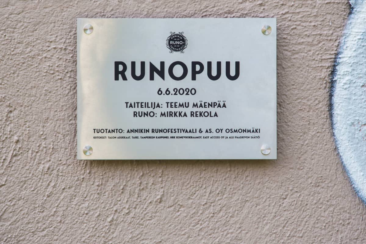 Taiteiija Teemu Mäenpään Runopuu-muraaliteos Tammelassa Tampereella.